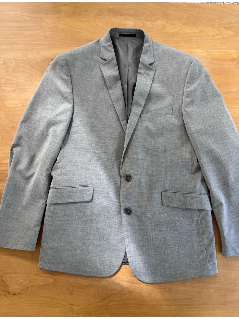Kenneth Cole Light Gray Men's suit - Modern Tailored Fit
